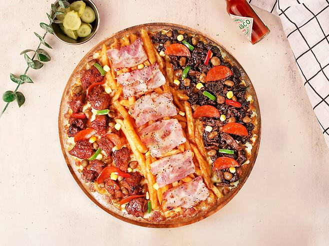오구쌀피자의 ‘고기농장피자’. <피자앤컴퍼니>
