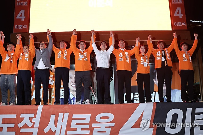 개혁신당 이준석 대선 후보가 제21대 대통령 선거 공식 선거운동 첫날인 12일 서울 청계광장에서 열린 출정식에서 당원 및 당직자들과 함께 기념촬영을 하고 있다.  <연합뉴스>