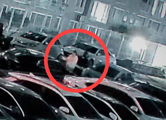 지난해 발생한 경남 사천 살인사건 현장 CCTV 영상 중 일부. 피해자(분홍색 상의)가 가해자에게 등을 돌리고 있다. [사진 = 그것이 알고싶다 유튜브]