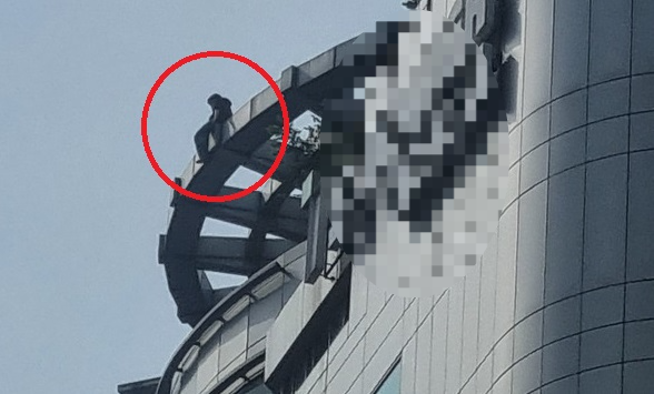 강남의 한 고층 빌딩에서 투신 소동이 발생했다. [사진출처 = MBN 보도 영상 캡처]