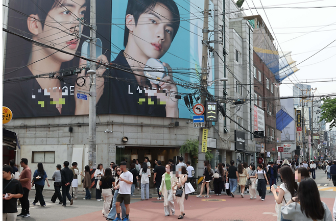 서울 성수역 연무장길 일대가 사람들로 붐비고 있다. [한주형 기자]