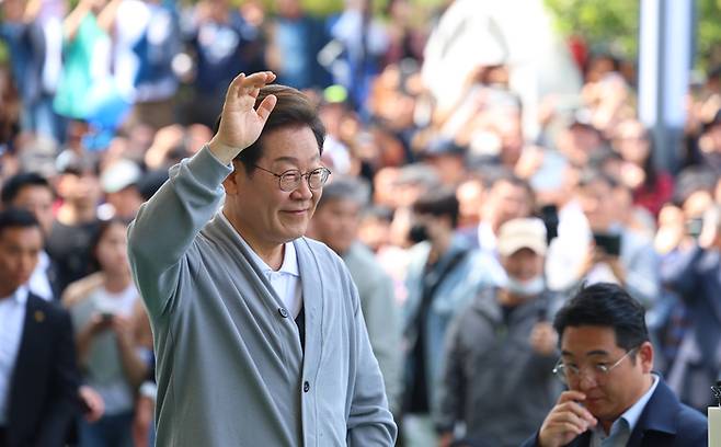 남도문화벨트 골목골목 경청투어에 나선 더불어민주당 이재명 대선 후보가 11일 전남 해남군 해남읍 군민광장을 방문해 연설에 앞서 지지자들에게 인사를 하고 있다. 2025.5.11 [사진 = 연합뉴스]