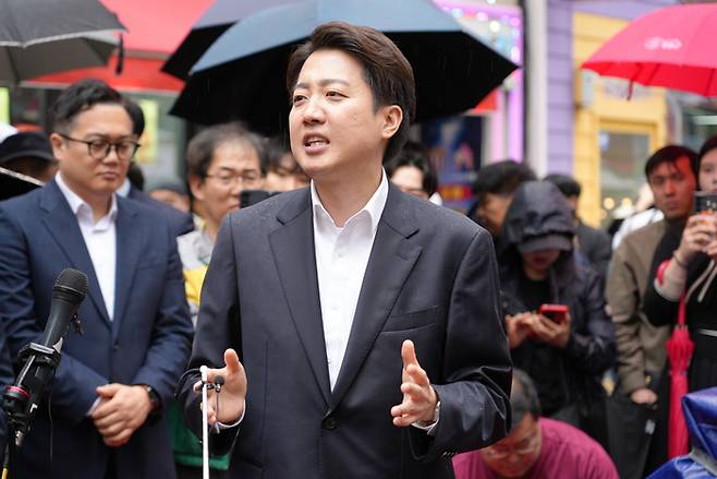 개혁신당 이준석 대선 후보가 10일 대구 동성로에서 열린 거리버스킹 현장을 찾아 지지자 및 시민들에게 발언하고 있다. 2025.5.10 [사진 = 개혁신당 선대본]