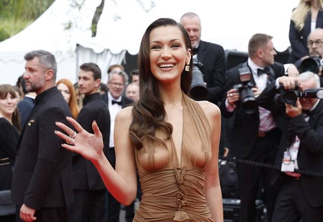 제77회 칸국제영화제에 참석한 모델 벨라 하디드. [사진 = 연합뉴스]