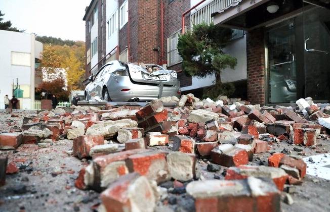 2017년 11월과 2018년 2월 경북 포항에서 발생한 지진 피해 현장.  연합뉴스