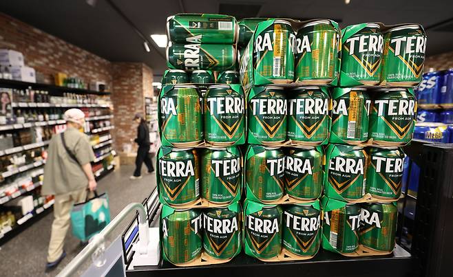 서울 시내의 한 대형마트에 하이트진로의 테라 맥주가 진열돼 있다. [사진 출처 = 연합뉴스]