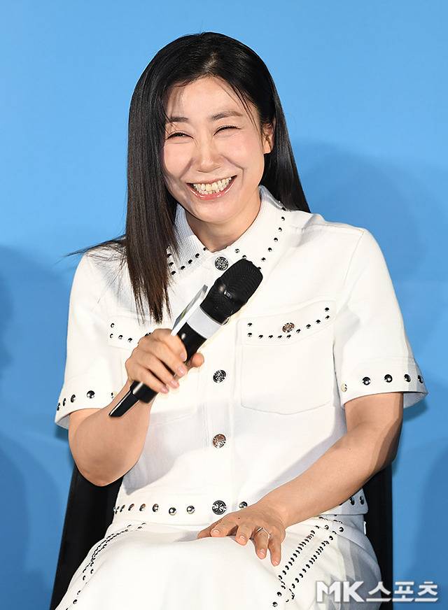 전체적인 룩에 깔끔하게 떨어지는 블랙 스트레이트 헤어와 심플한 메이크업으로 밸런스를 맞췄다. 사진=천정환 기자