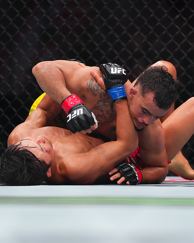 Road to UFC 시즌1 페더급 토너먼트 우승자 이정영이 2025년 5월 캐나다 퀘벡주 몬트리올 벨 센터 UFC 315 제2경기에서 UFC 밴텀급 2승 1패 다니에우 구스타부 곤자가 산투스한테 그라운드 상위 포지션을 내주고 있다. 사진=TKO