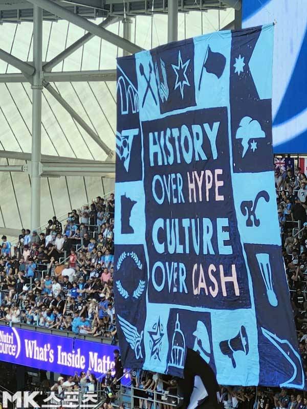 미네소타 유나이티드 서포터들은 마이애미와 홈경기에서 상대를 도발하는 걸개를 들어올렸다. 사진(美 세인트 폴)= 김재호 특파원