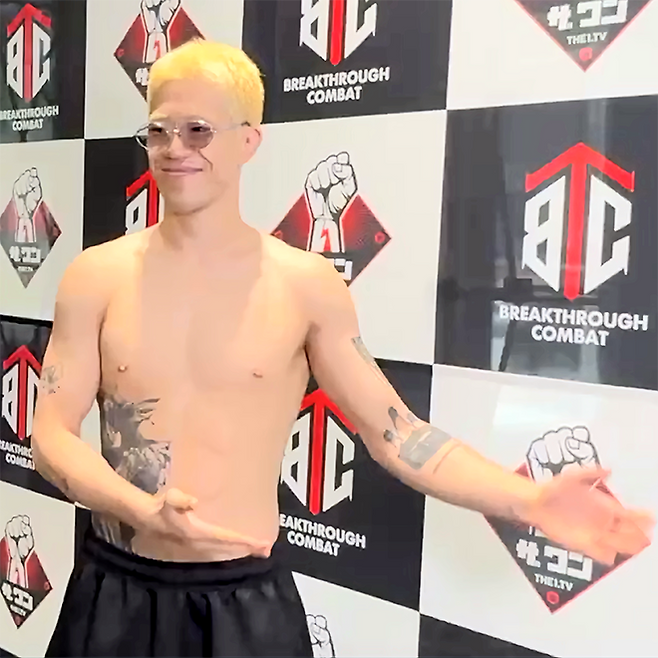 제11대 DEEP 라이트급 챔피언 및 제2대 블랙컴뱃 라이트급 챔피언 이송하가 2025년 5월 일본 도쿄 Progress 웰터급 잠정 타이틀매치 계체 통과 후 특유의 삐에로 동작을 하고 있다. 사진=PROGRESS実行委員会