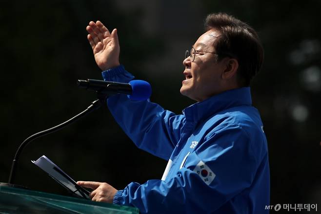 (서울=뉴스1) 안은나 기자 = 이재명 더불어민주당 대통령 후보가 제21대 대통령선거 공식 선거운동이 시작된 12일 오전 서울 종로구 광화문광장에서 열린 중앙선거대책위원회 출정식에서 연설을 하고 있다. (공동취재) 2025.5.12/뉴스1  Copyright (C) 뉴스1. All rights reserved. 무단 전재 및 재배포,  AI학습 이용 금지. /사진=(서울=뉴스1) 안은나 기자