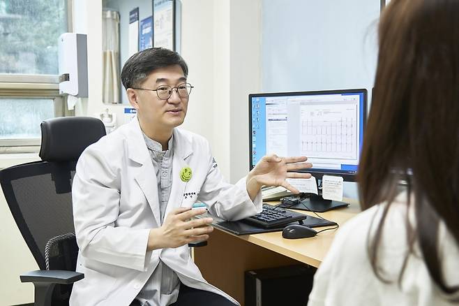 손일석 강동경희대병원 심장혈관내과 교수가 젊은 고혈압 환자에게 생활 속 관리 수칙을 설명하고 있다. /사진=강동경희대병원