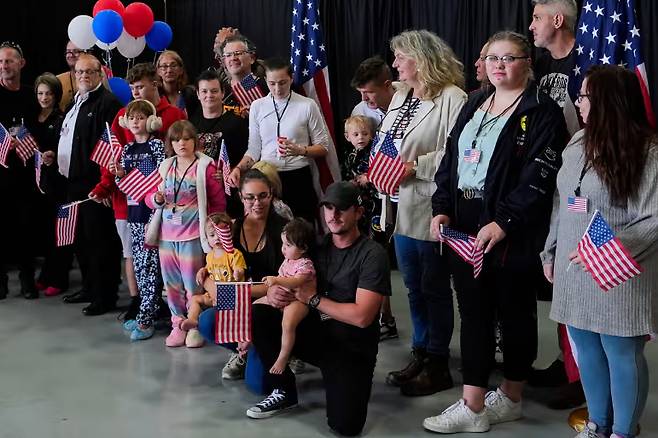 12일(현지시간) 남아프리카공화국에서 온 아프리카너들이 버지니아주 워싱턴 덜레스 공항에 도착했다. /AP=뉴시스