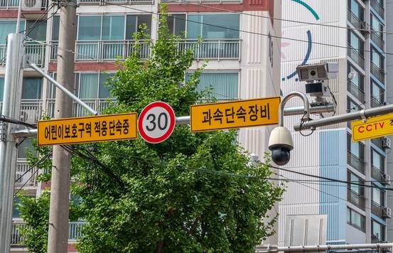 어린이보호구역 내 운행 속도 제한을 완화해야 한다며 헌법소원을 제기한 채다은 변호사가 "보호해야 하는 어린이가 통행하지 않는 심야, 새벽 시간에는 자유를 풀어주는 방법이 필요하다"고 주장했다./사진=게티이미지뱅크