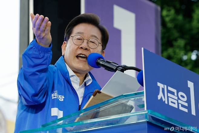 [대전=뉴시스] 조성우 기자 = 이재명 더불어민주당 대선후보가 제21대 대통령선거 공식 선거운동이 시작된 12일 대전 중구 으능정이거리 스카이로드에서 열린 유세에서 연설을 하고 있다. (공동취재) 2025.05.12. photo@newsis.com /사진=조성우