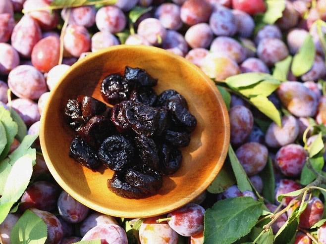 푸룬을 매일 10알 먹으면 뱃살이 덜 찐다는 연구결과가 나와 주목된다. /사진=캘리포니아푸룬협회