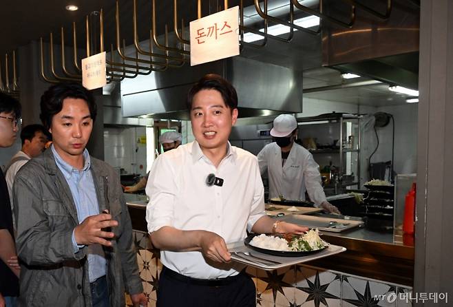 [대구=뉴시스] 이무열 기자 = 이준석 개혁신당 대선 후보가 13일 대구 북구 경북대학교를 찾아 학생식당에서 주문한 돈가스를 받고 있다. (공동취재) 2025.05.13. photo@newsis.com  lmy@newsis.com /사진=이무열