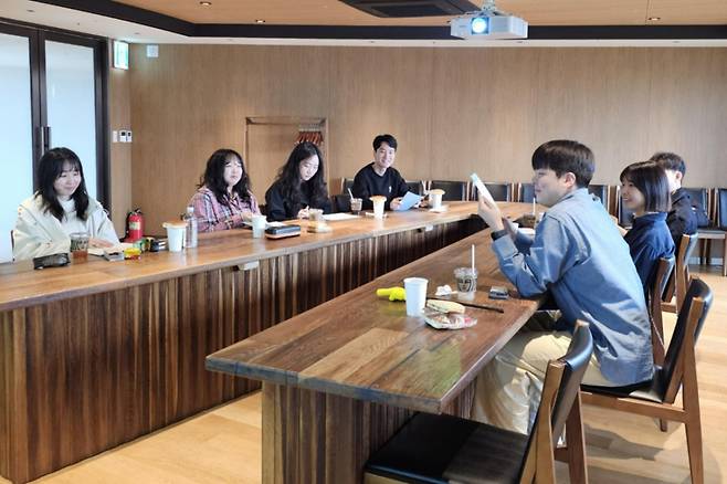 입사 1주년 워크숍에서 팀장들의 깜짝 영상편지가 재생되자 케이뱅크 3기 인턴 출신 직원들의 눈시울이 붉어졌다. 이들은 '케이뱅크에서의 1년' 동안 실수와 성취를 돌아보며 동기애를 다지는 시간을 보냈다. /사진제공=케이뱅크