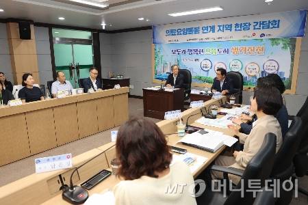 정기석 국민건강보험공단 이사장이 지난해 진천군청에서 노인 의료·돌봄 통합지원 시범사업 의견 수렴을 위한 현장 간담회를 하고 있다./사진=[진천=뉴시스] 연종영 기자