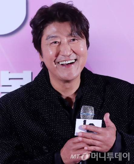 배우 송강호가 지난해 11월 28일 오후 서울 용산구 아이파크몰 CGV에서 진행된 영화 '1승' 언론시사회 및 기자간담회에서 미소를 짓고 있다. /사진=김창현 chmt@