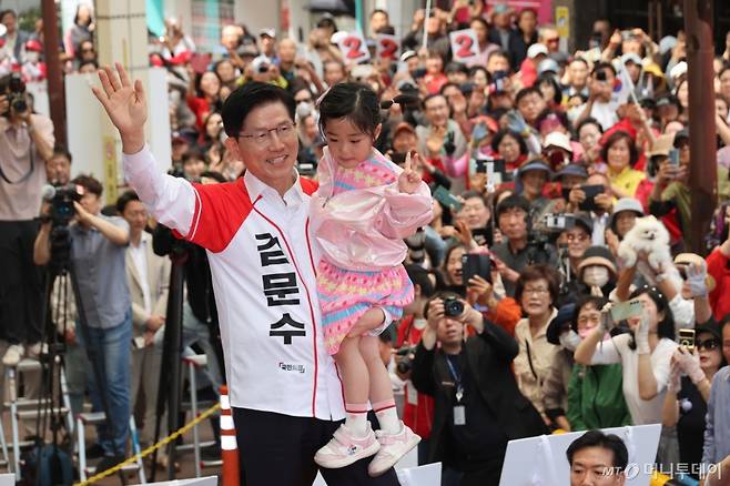 김문수 국민의힘 대선 후보가 13일 울산 남구 뉴코아아울렛 앞에서 유세를 하고 있다. (공동취재) 2025.05.13. /사진=뉴시스 /사진=