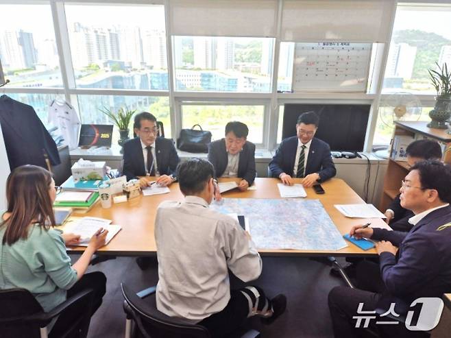 부울경 3개 시도 실·국장이 12일 기획재정부와 국토교통부를 방문해 광역철도의 예비타당성 조사 통과를 건의하고 있다./사진=뉴스1 DB