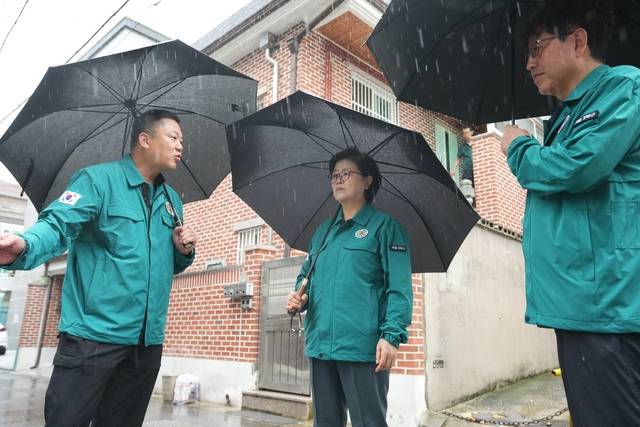 지난해 이순희(가운데) 강북구청장이 풍수해 대비 현황을 점검하고 있다.강북구청 제공