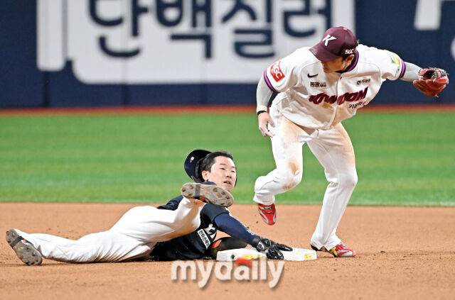 9일 오후 서울 고척동 고척스카이돔에서 진행된 '2025 프로야구 KBO리그' 키움히어로즈와 한화 이글스의 경기. 한화 황영묵과 키움 김태진이 7회초 무사 1,2루서 플로리얼의 외야 뜬공때 태그업 상황에서 2루에서 충돌하고 있다./마이데일리