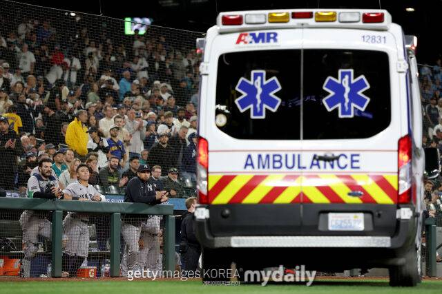 왼쪽 발목이 꺾이는 부상을 당한 뒤 앰뷸런스를 타고 병원으로 이송되고 있는 뉴욕 양키스 오스왈도 카브레라./게티이미지코리아