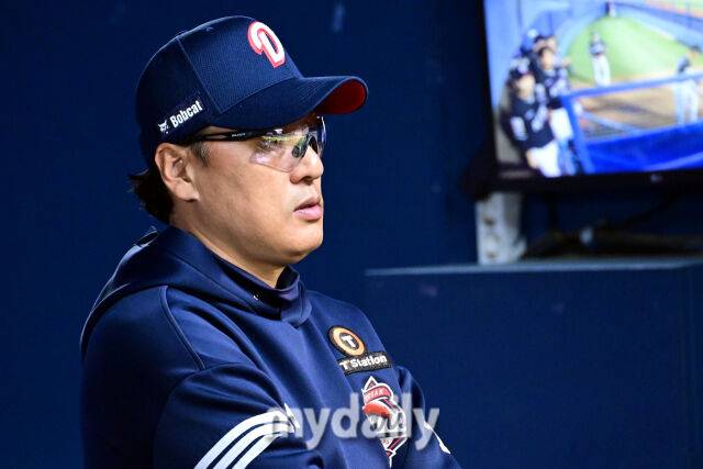 30일 오후 서울 잠실구장에서 진행된 '2025 신한 SOL뱅크 KBO 리그' KT-두산의 경기. 두산 이승엽 감독이 경기를 지켜보고 있다./마이데일리