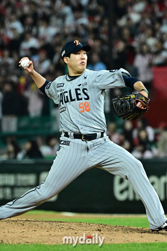 17일 인천 SSG랜더스필드에서 열린 '2025 신한 SOL BANK KBO리그' 한화 이글스와 SSG랜더스 경기. 한화 박상원이 6회말 1사 1루 SSG 김성현 타석에서 선발 류현진과 교체되 마운드에 올랐다./마이데일리