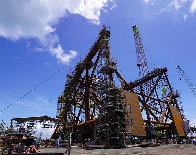 지난 12일(현지시간) 베트남 붕따우시 내 공사장에서 SK어스온이 참여하는 15-1/05 광구 사업의 ‘황금낙타 구조’ 플랫폼 제작 현장. [사진=SK어스온 제공]