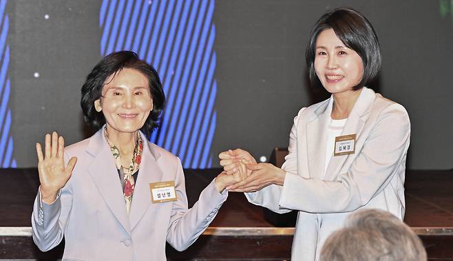 이재명 더불어민주당 대선 후보의 배우자 김혜경 여사(오른쪽)와 김문수 국민의힘 대선 후보의 배우자 설난영 여사가 12일 오후 서울 중구 신라호텔에서 열린 ‘조계종 중앙신도회 창립 70주년 기념식’에서 손을 맞잡고 있다. 임세준 기자