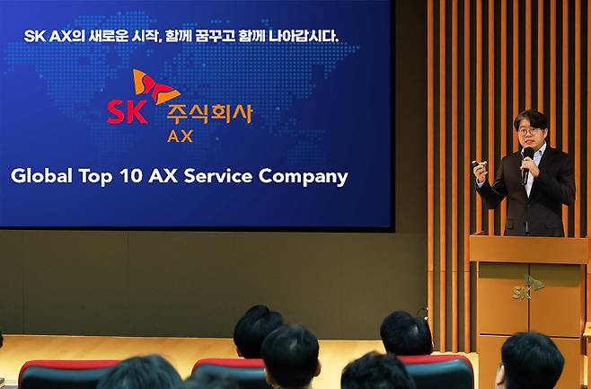 윤풍영 SK AX 사장이 새로운 사명 의미와 성장 비전을 소개하고 있다. [SK AX 제공]