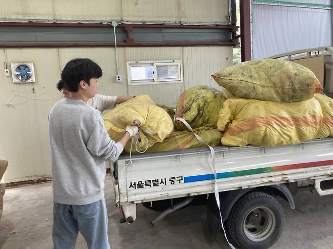 서울 중구에서 수거한 폐현수막을 서울시 공용집하장에 내리고 있다. 손인규 기자