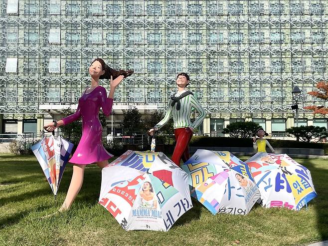 서울 중구에서 폐현수막으로 만든 우산. [중구 제공]