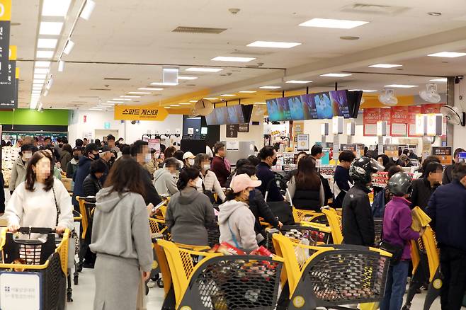 지난 4월 ‘랜더스 쇼핑페스타’ 행사 기간 이마트 용산점에 계산을 위해 고객들이 길게 줄을 서고 있다. [이마트 제공]