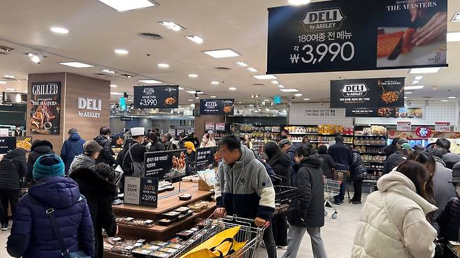 델리 바이 애슐리 7호점 평촌점에서 고객들이 상품을 구매하고 있다. [이랜드킴스클럽 제공]