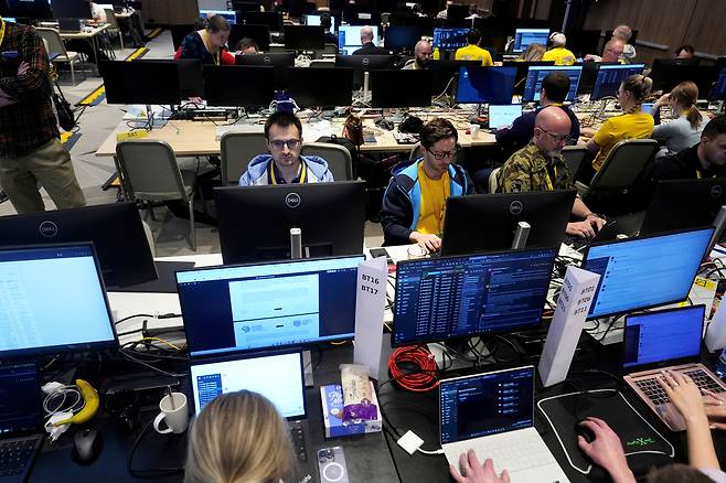 사이버 보안 전문가들이 지난 6일 에스토니아 탈린에서 열린 국제 사이버 보안 행사에 참여하고 있다. [로이터]