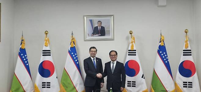 김종철(오른쪽) 산업통상자원부 통상협력국장과 알리쉐르 아브두살로모프 주한우즈베키스탄대사가 13일 오전 서울 종로구 주한우즈베키스탄대사관에서 열린 ‘한-우즈벡 인사이트 포럼’에서 기념촬영을 하고 있다. [산업통상자원부 제공]