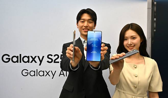 삼성전자 갤럭시 S25 엣지 출시일인 13일 서울 삼성 강남에서 모델들이 갤럭시 S25 엣지를 선보이고 있다. 삼성전자는 이날 온라인으로 갤럭시 신제품 공개 행사 갤럭시언팩 열고, 초슬림 스마트폰 갤럭시 S25 엣지를 공개했다. 삼성전자는 갤럭시 S25 엣지를 통해 갤럭시 S 시리즈 중 가장 얇은 5.8㎜ 두께의 슬림 디자인과 163g 무게를 구현했다. 임세준 기자