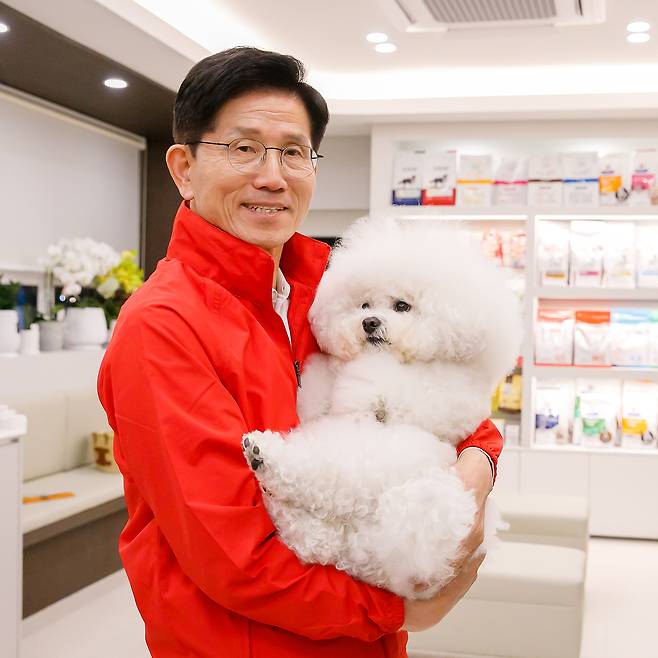김문수 국민의힘 대선후보가 13일 대구의 반려동물 전문 병원인 ‘에피소드동물메디컬센터’를 방문했다. [자료=국민의힘 선대위 미디어홍보단]