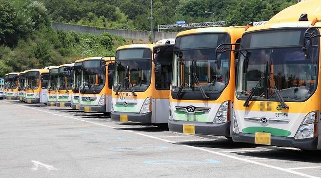울산시가 7월 1일부터 75세 이상 울산시민에게 시내버스와 마을버스 등 대중교통 무료 이용 서비스를 시작한다. 사진은 울산시 울주군 청량면 율리 공영차고지 모습.