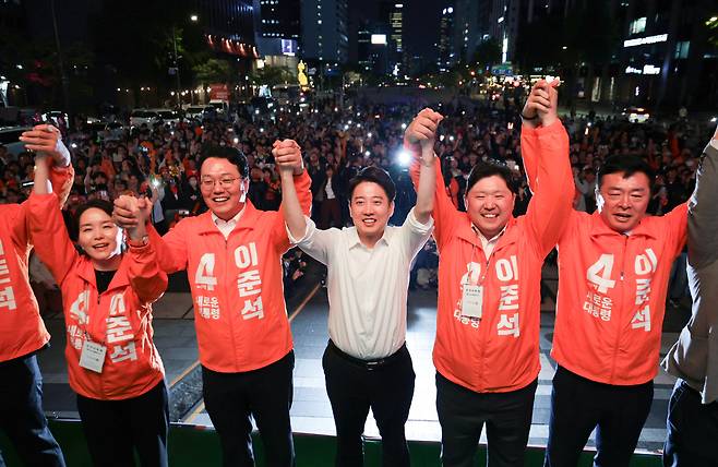 개혁신당 이준석 대선 후보가 제21대 대통령 선거 공식 선거운동 첫날인 12일 서울 청계광장에서 열린 출정식에서 선대위원장들과 함께 기념촬영을 하고 있다.  [연합]