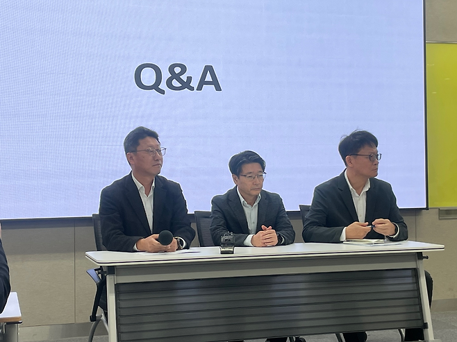 13일 SKT 유심 해킹 사고 관련 일일 브리핑에서 김희섭(왼쪽부터) SKT PR센터장, 임봉호 MNO사업부장, 류정환 네트워크인프라센터장이 질의응답을 받고 있는 모습. [차민주 기자/@chami]