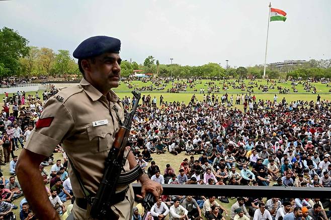 인도 경찰이 지난 10일(현지시간) 파키스탄 접경지인 찬디가르에서 인도 국민들이 모여들자 경계를 서고 있다. [AFP]