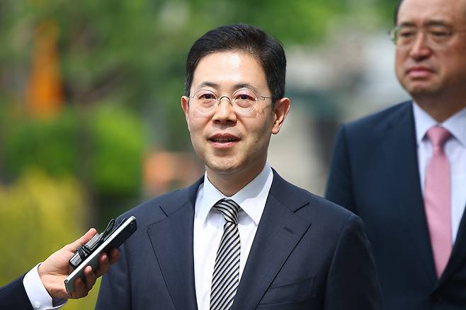 손준성 대구고검 차장(검사장)이 13일 서울 종로구 헌법재판소에서 열린 탄핵심판 첫 정식 변론기일에 출석하며 취재진 질문에 답하고 있다. [연합]