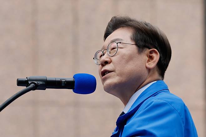 더불어민주당 이재명 대선 후보가 13일 ‘보수의 심장’이라고 불리는 대구광역시의 동성로 거리에서 집중 유세를 하고 있다. [공동취재]