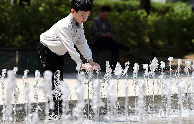 [대구=뉴시스] 이무열 기자 = 대구 낮 최고기온이 26도까지 오르며 초여름 날씨를 보인 12일 대구 서구 평리공원 바닥분수에서 시원한 물줄기가 솟아오르고 있다. 2025.05.12. lmy@newsis.com