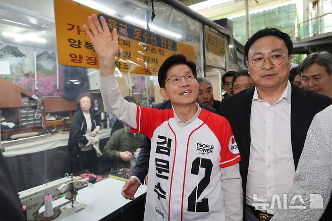 [대구=뉴시스] 고승민 기자 = 김문수 국민의힘 대선후보가 12일 대구 달성로 서문시장에서 시민들에게 인사를 하고 있다. (공동취재) 2025.05.12.photo@newsis.com